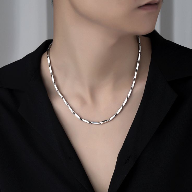 Titanium Edge – Sleek Silver Chain for Men